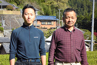 わらを敷き詰めることで除草剤を使⽤しません